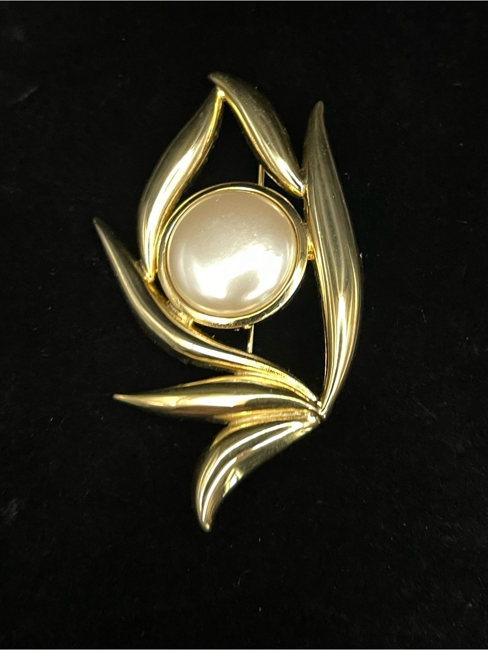 Vintage gold tone faux pearl leaf brooch pin abstract Marquise Shape